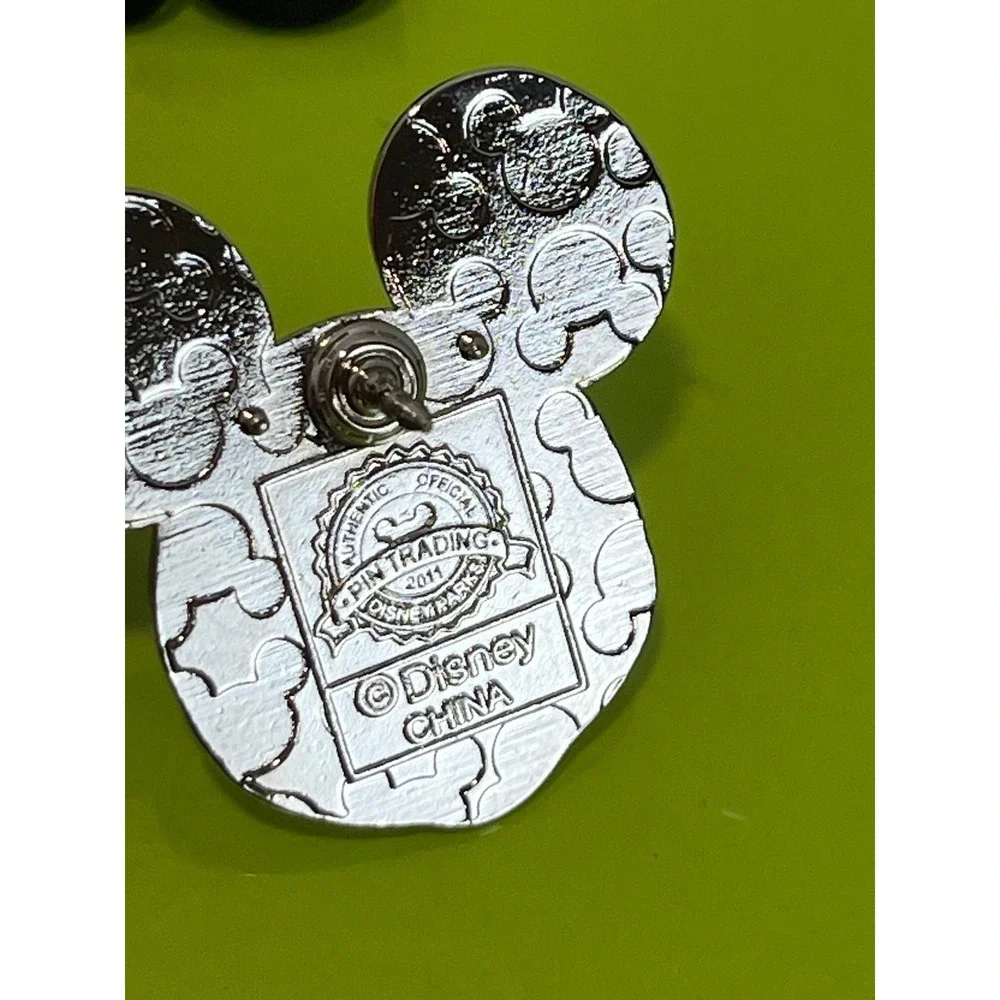 Disney Parks Mickey Mouse Head Enamel Trading Pin 2011Silver Tone Authentic EUC